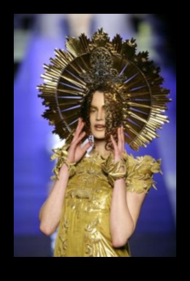 Inspirația celeste a modei Cosmic Couture 3 Cosmic Couture: Teme celeste în designul vestimentar