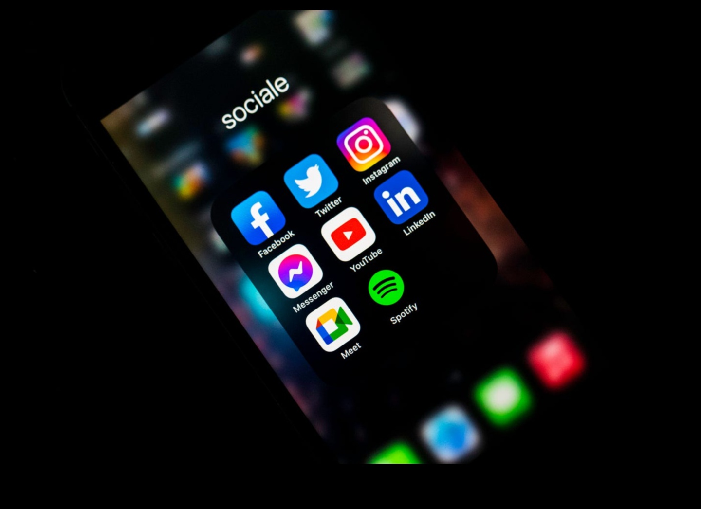 Navigarea pe terenul digital: strategii pentru strategia social media