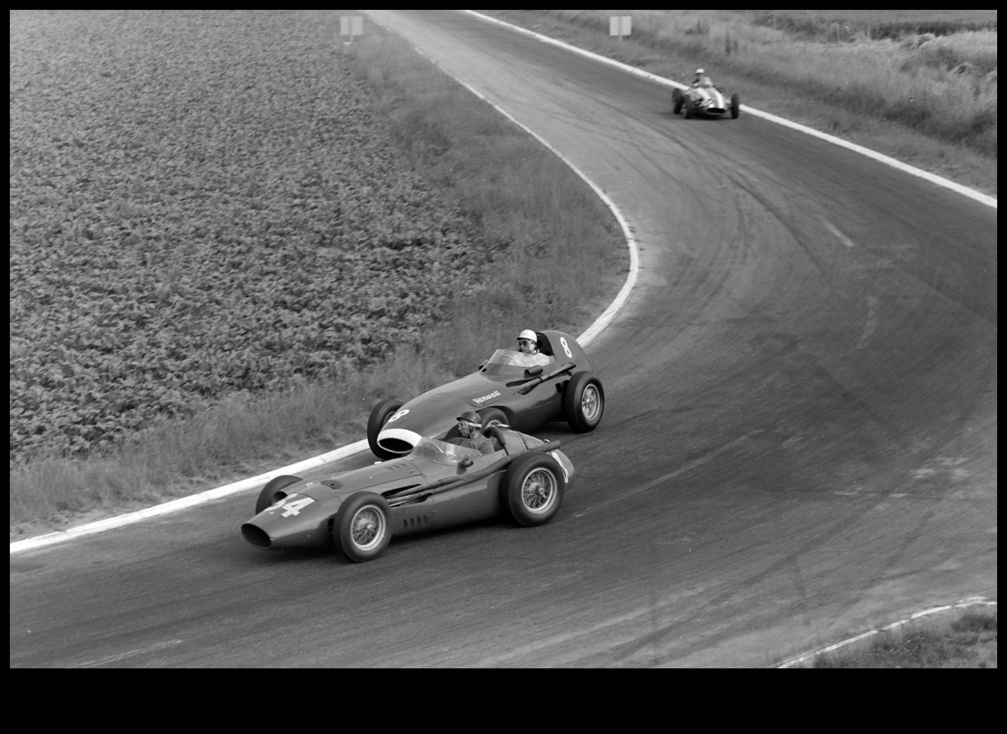 Rivalități de curse Competițiile emblematice care au modelat sporturile cu motor 4 Rivalități de curse: Competiții emblematice care au modelat sporturile cu motor