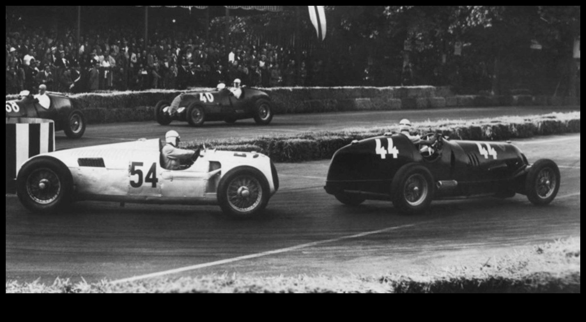 Rivalități de curse Competițiile emblematice care au modelat sporturile cu motor 1 Rivalități de curse: Competiții emblematice care au modelat sporturile cu motor