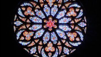Strălucire de trandafir: capodopere ale vitralului gotic